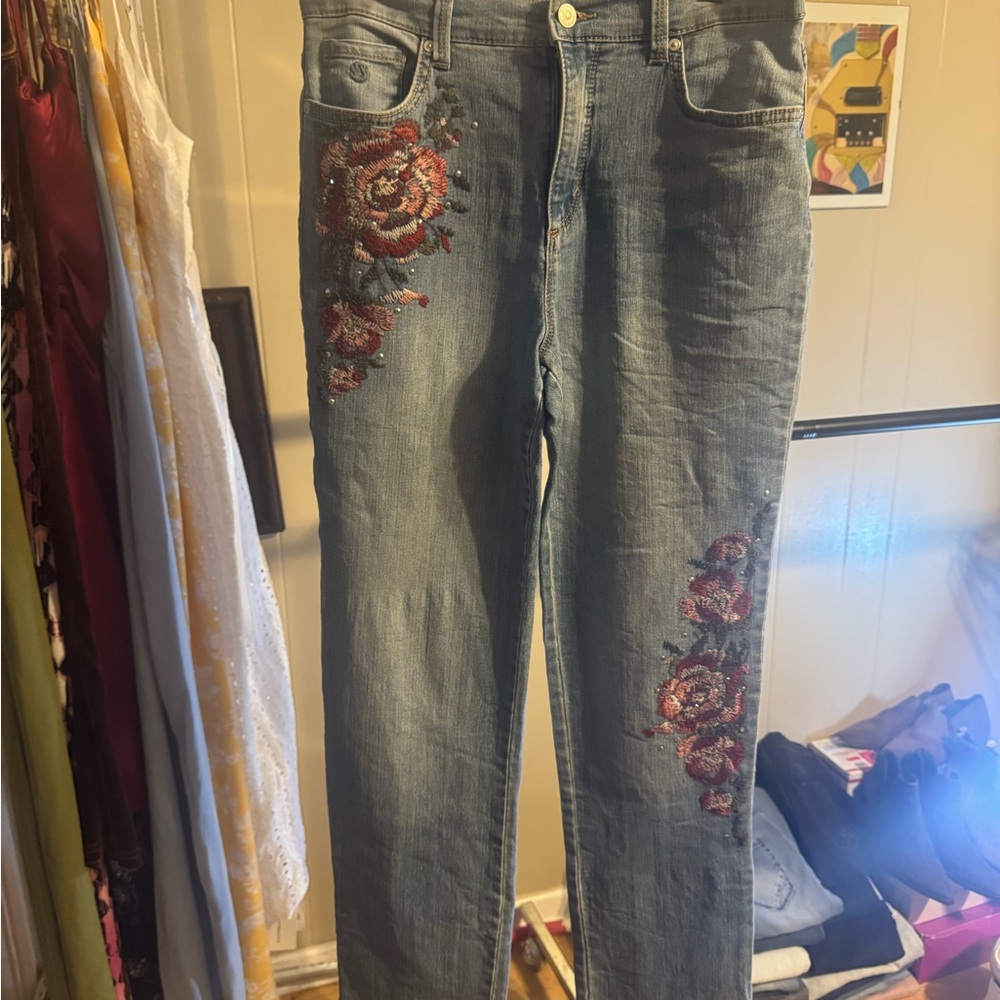 Embroidered Floral Jeans EUC Gloria Vanderbilt